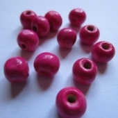 Bolsa 20 piezas. Bola madera teida fucsia 8mm. Agujero 2mm