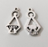 20 unidades. Conector colgante virgen de covadonga. Aleacin de metal. Tamao 26.3x13,5mm.
