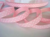 Cinta grosgrain rosa bebe con topos blancos 9mm. (Precio por metro)