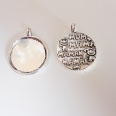 Colgante metal mama idiomas 23mm. Pase 3mm