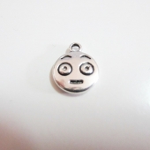 Colgante metalico emoticono timido plata vieja. 15x11mm