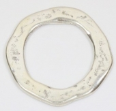 Donut irregular martillado 40mm. Zamak bao de plata