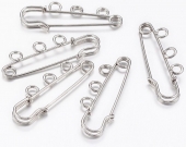 Imperdible de metal 3 agujeros 15x38x5mm, Agujero: 2.7mm. Color plata mate.