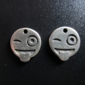 1 unidad. Colgante zamak emoticono 13x11mm.