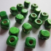 30 unidades. Cubo madera verde 5x5mm. Pase 1,5-2mm