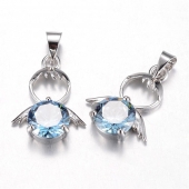 Colgante angelito latn con adorno cristal azul  20x14x5mm. Agujero 4x5mm.