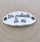 Conector metlico Un pedacito de mi color plata vieja. 38x20mm. Agujero 3,5mm.