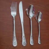 PERSONALIZADO. Conjunto 4 cubiertos de mesa acero inoxidable 18/0 grabado a laser con caja negra (4-5 das)