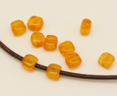 Abalorio resina cuadrado irregular amarillo naranja 7x8mm. Pase 2,9mm
