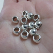 600 unidades. Rondel aleacin de metal color plata vieja 4.5x6mm. Interior 3,5mm