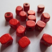 30 unidades. Cubo madera rojo 5x5mm. Pase 1,5-2mm