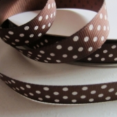 Cinta grosgrain chocolate con topos blancos 16mm. (Precio por metro)