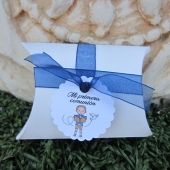 Cajita en forma de petaca blanca 6.4x9x2.5cm. Con cinta organza azul y etiqueta comunin nio