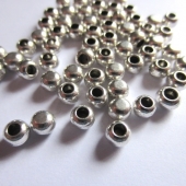 750 unid. . Terminal bola medio taladro  en metal color plata vieja 6mm. Interior 2,5mm