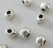 Bola irregular 8x6mm pase 2,7mm. Zamak bao de plata