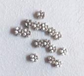20 unidades. Abalorio margarita plata vieja 6mm. Interior 1mm