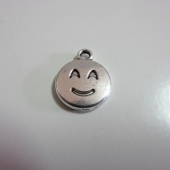 Colgante metalico emoticono plata vieja. 15x11mm. mod.4