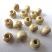 Bolsa 50 piezas. Bola madera teida crema 6mm. Agujero 1,5mm