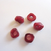 Abalorio bola irregular resina pequea 11x7mm. Pase 5MM. VINO