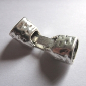 1 unidad. Cierres regaliz martillado metal alloy zinc 35x15mm. Agujero 10,5x6,5mm