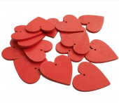 6 unidades. Colgante corazón madera color rojo. Tamaño 39x39x1.5mm. Agujero 1,9mm. (0,17 unidad)