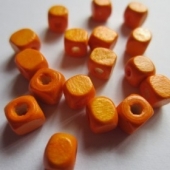 30 unidades. Cubo madera naranja 5x5mm. Pase 1,5-2mm