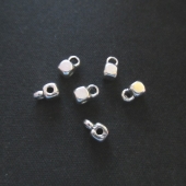 10 unidades. Enganche colgante mini cuadrado 3x4mm. Pase 1,5mm. Argolla 1,8mm
