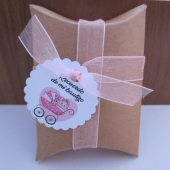 Kit de montaje cajita en forma de petaca papel Kraft (9x6,7x2,5cm) + tarjeta nia bautizo + cinta de organza rosa