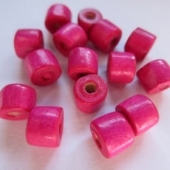 Bolsa 50 piezas. Abalorio tubo madera fucsia 7x6mm agujero: 2mm