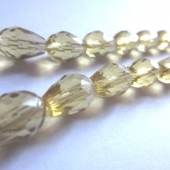 Lgrima cristal facetado 11x8mm. Topacio claro. Agujero 0,8-1mm