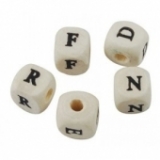 Abalorios letras cubo 10x10 natural