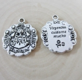 Medalla virgencita cuidame mucho en aleacin de metal color plateado. 29x24mm. Agujero 2,8mm.