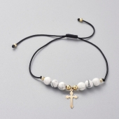 Pulsera acero inoxidable dorado con bolas de howlita blancas.